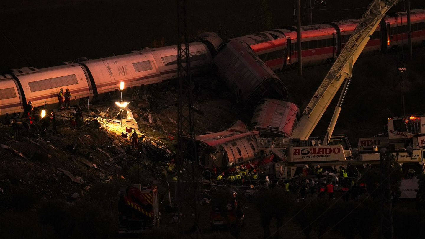 Bahnkatastrophe: Bergungsarbeiten nach Zugunglück in Spanien gehen weiter