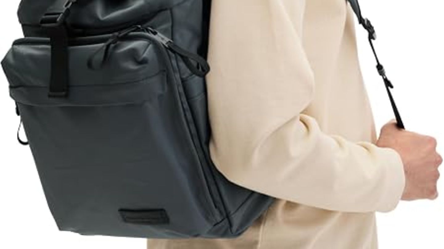 Ein Mann trägt den Marc O'Polo Rucksack