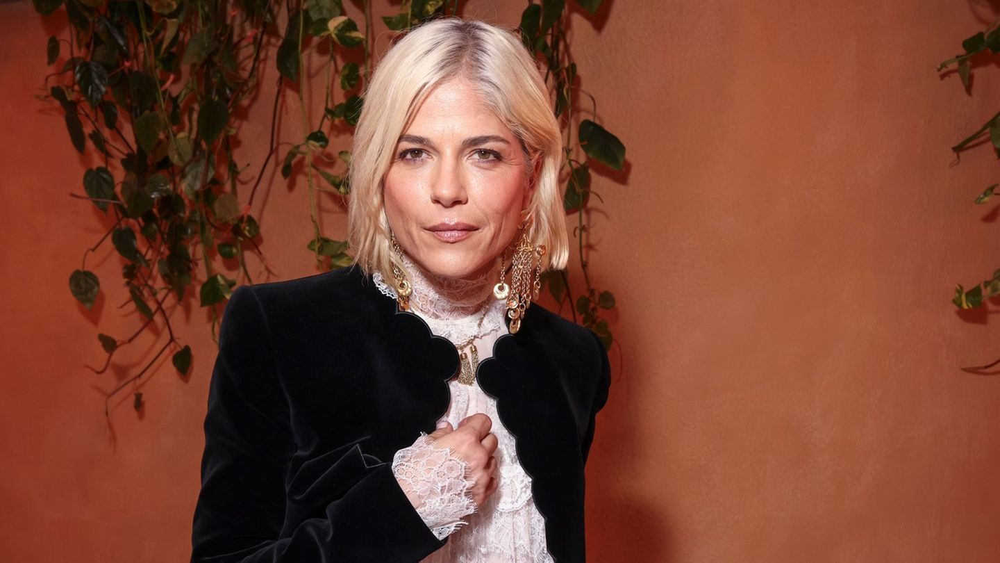Flugbegleiterin verletzt: Selma Blair randalierte im Flugzeug – und entschuldigt sich jetzt