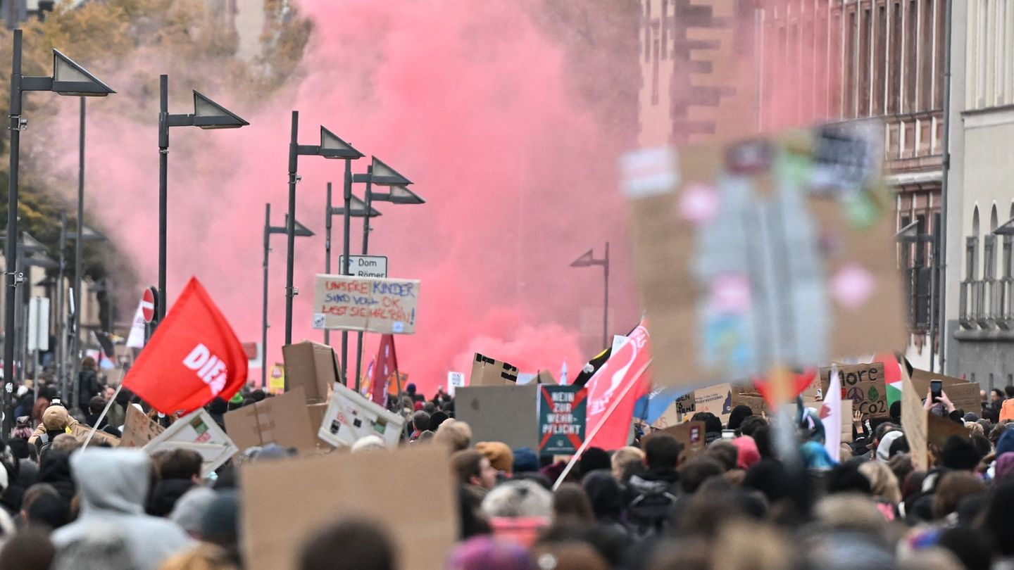 „Gen Z regelt“-Proteste: Frankfurter Demo wegen Pyrotechnik kurz gestoppt
