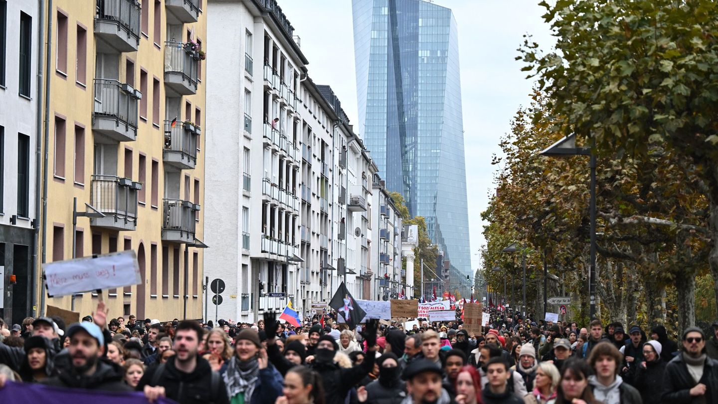 Proteste: Tausende bei Demo in Frankfurt - Pyrotechnik sorgt für Stopp