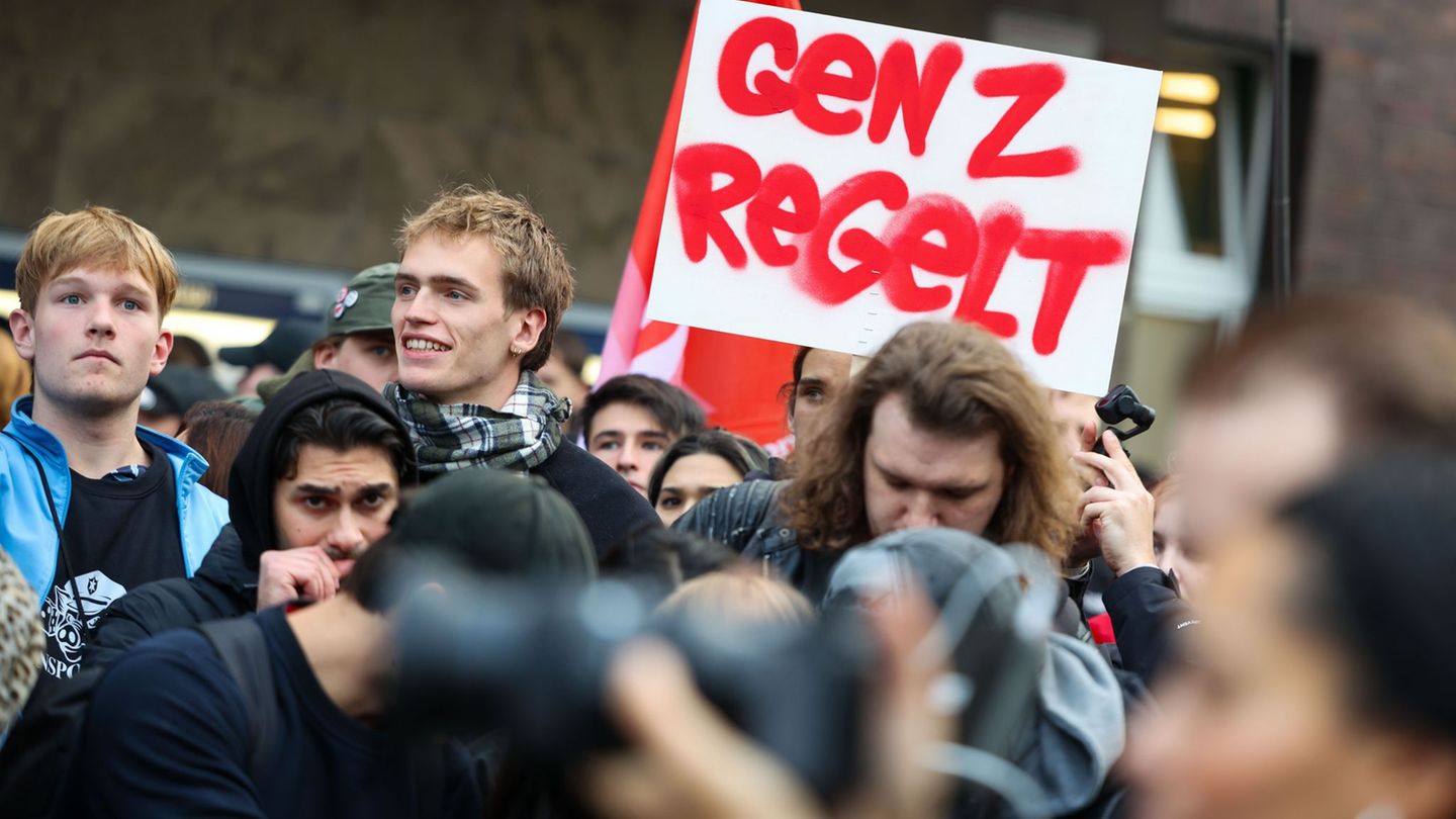 Demonstrationen: Falsch abgebogen: Protestzug steckt auf „Kö“ fest