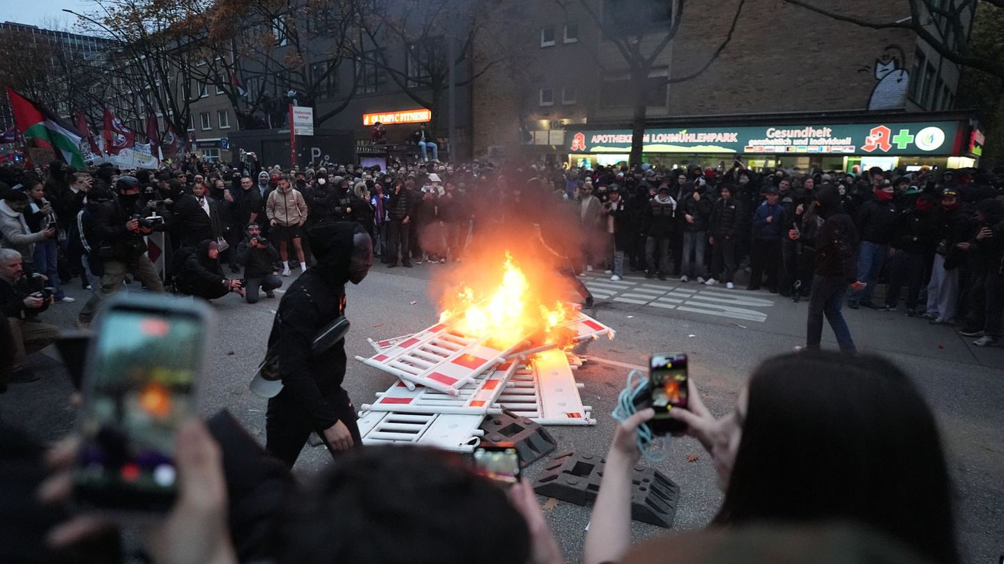 Jugendprotest: Brennende Barrikaden und Pfefferspray bei Hamburger Demo