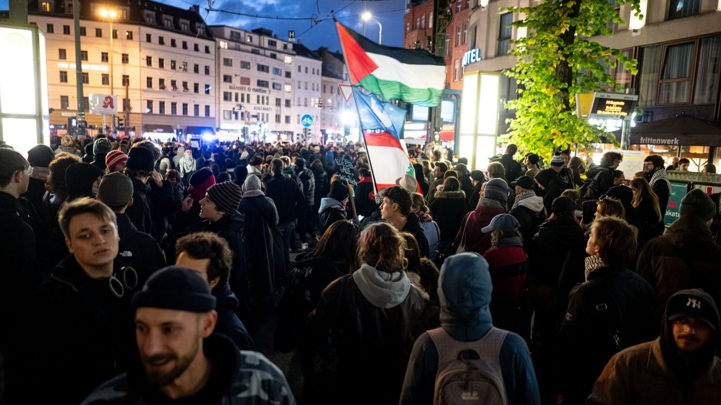 Jugendprotest: Eierwürfe bei Demonstration nahe Hackescher Höfe in Berlin