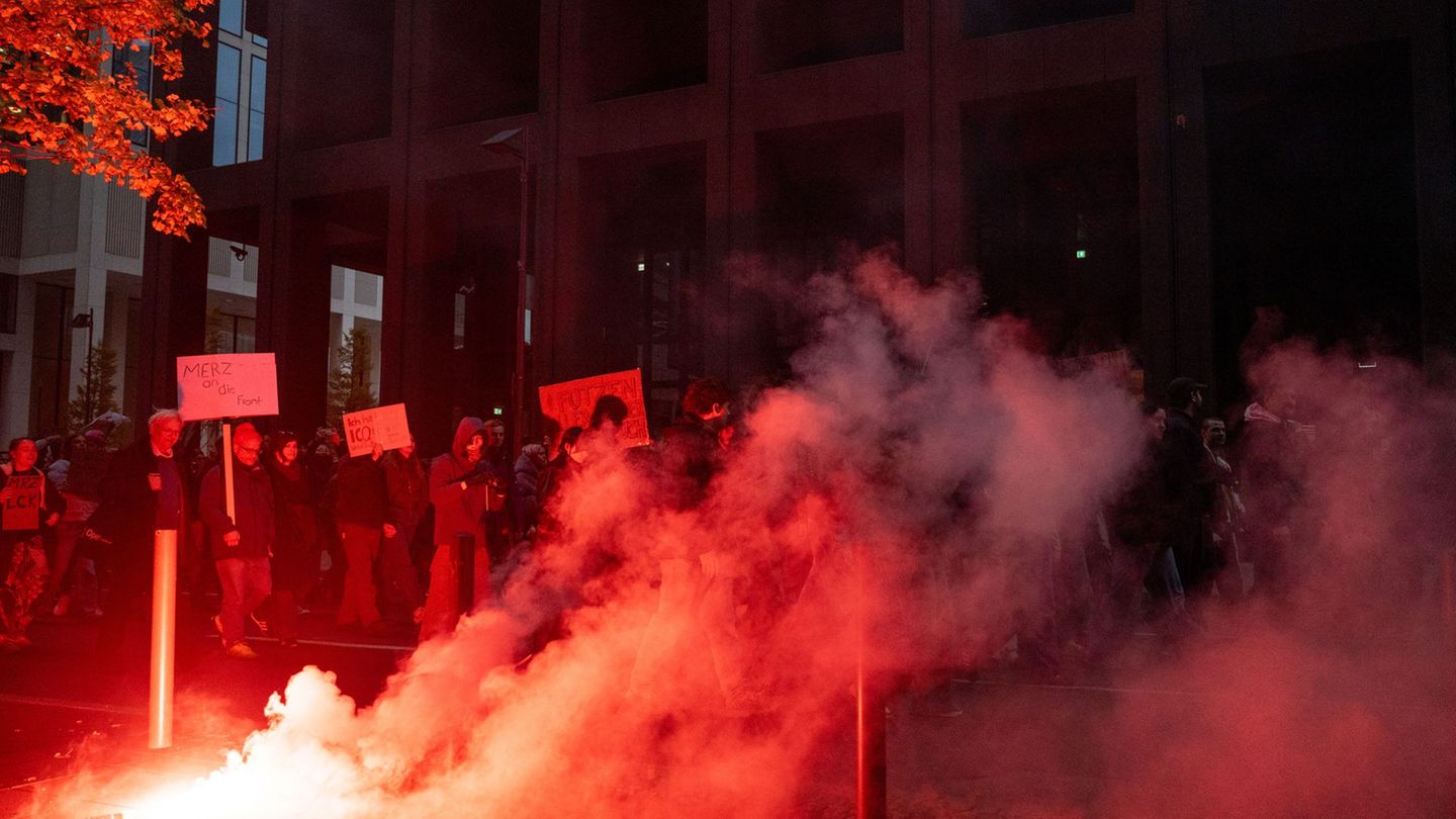Proteste: Böller-Würfe auf Polizei in Frankfurt - Wasserwerfer vor Ort