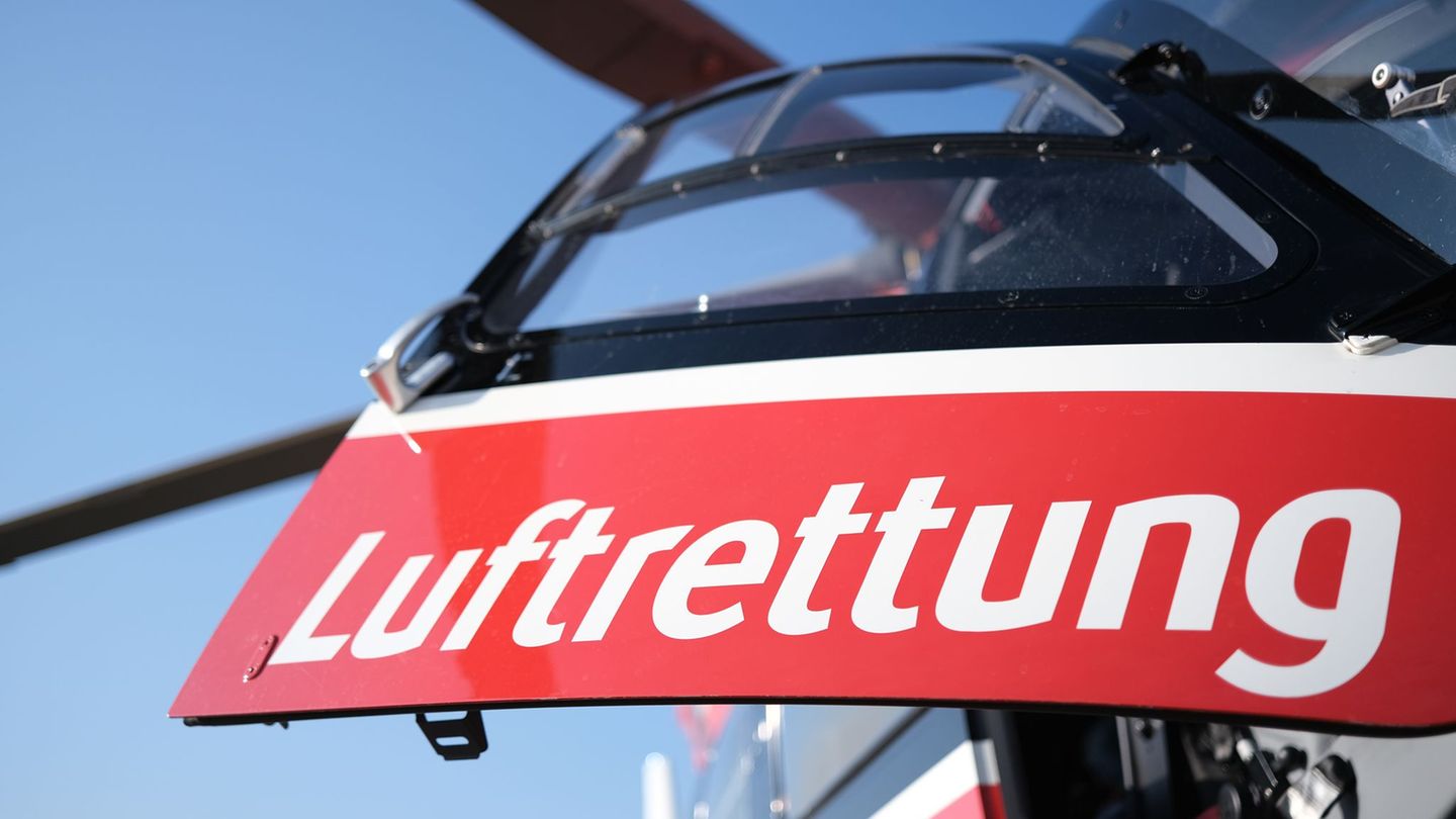 Unfälle: Motorradfahrer fährt gegen Auto - lebensgefährlich verletzt