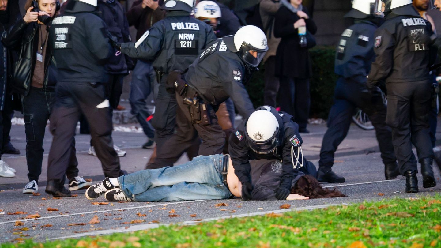 Gen Z-Demo in Köln: Demonstranten werfen Pyrotechnik und Steine auf Beamte