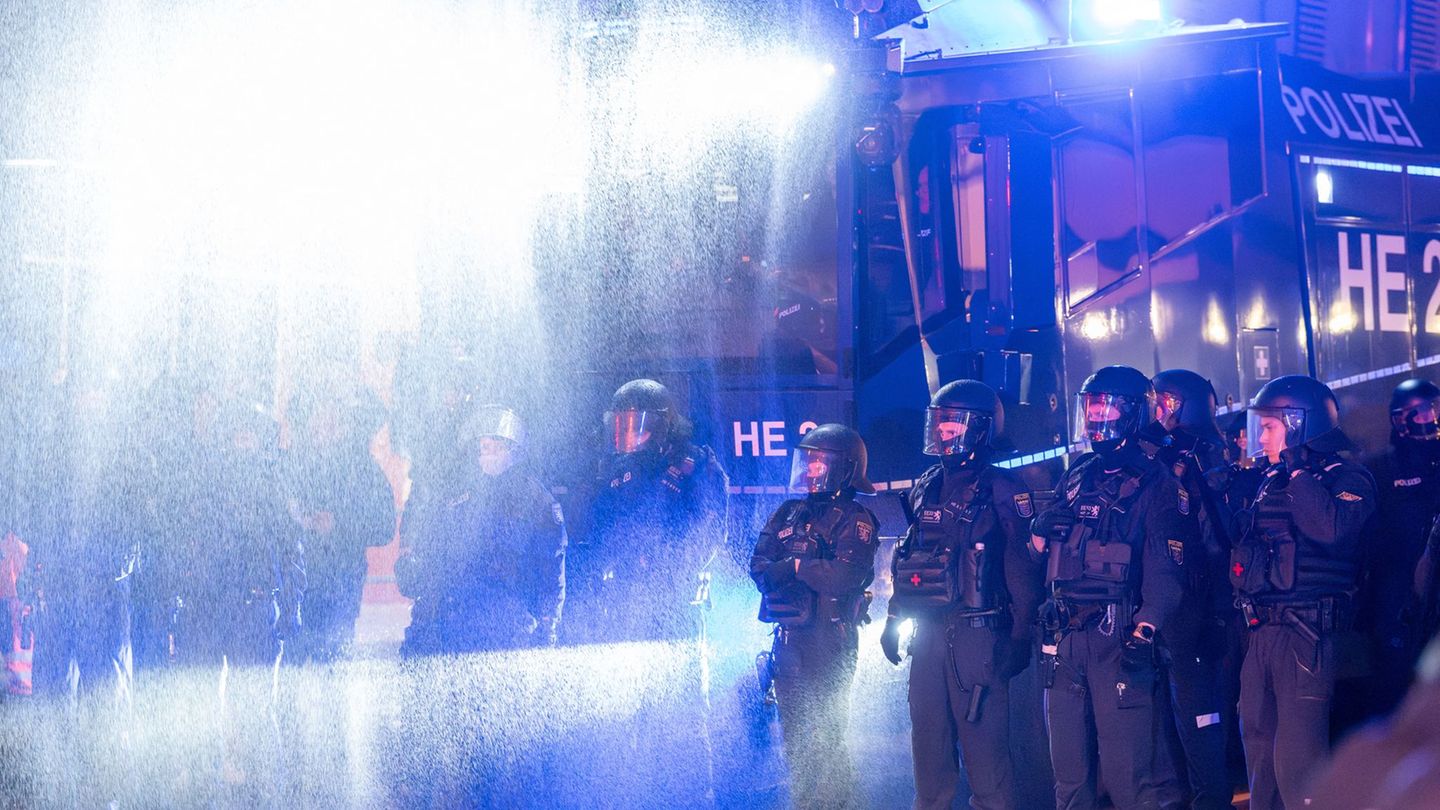 Proteste eskalieren: Polizei wird in Frankfurt nach Demo weiter attackiert
