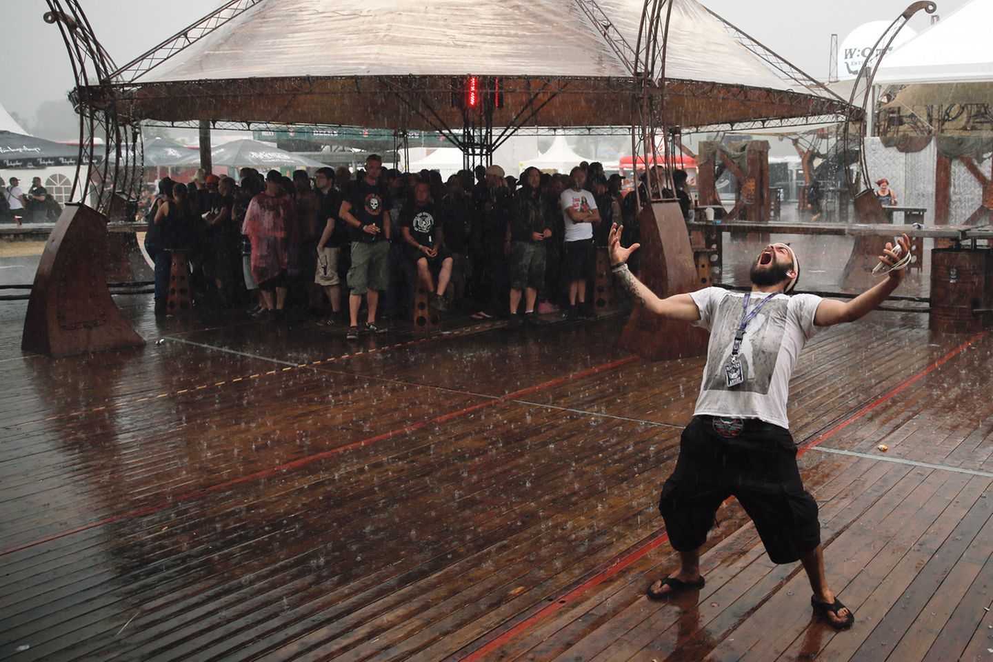 Denkt man an Wacken, kommen einem nicht nur grüne Kuhwiesen und Metal in den Sinn, sondern auch: Regen. Denn das größte Metal-Festival Deutschlands ist erst dann so richtig komplett, wenn der Himmel aufreißt, sintflutartige Regenschauer auf das Gelände niederprasseln und all die alkoholischen Ausdünstungen und der Dreck weggewaschen werden.