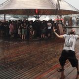 Denkt man an Wacken, kommen einem nicht nur grüne Kuhwiesen und Metal in den Sinn, sondern auch: Regen. Denn das größte Metal-Festival Deutschlands ist erst dann so richtig komplett, wenn der Himmel aufreißt, sintflutartige Regenschauer auf das Gelände niederprasseln und all die alkoholischen Ausdünstungen und der Dreck weggewaschen werden.