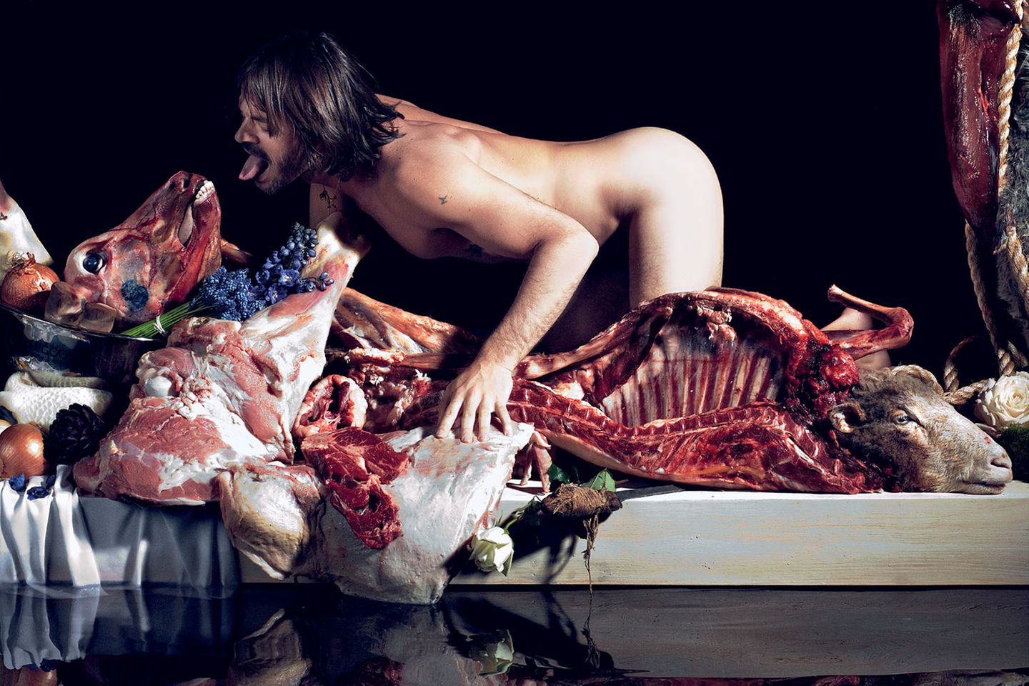 Das große Fressen: 2005 posierte Sorrenti selbst auf dem Foto eines Gelages, bei dem vor allem Fleisch verspeist wird.