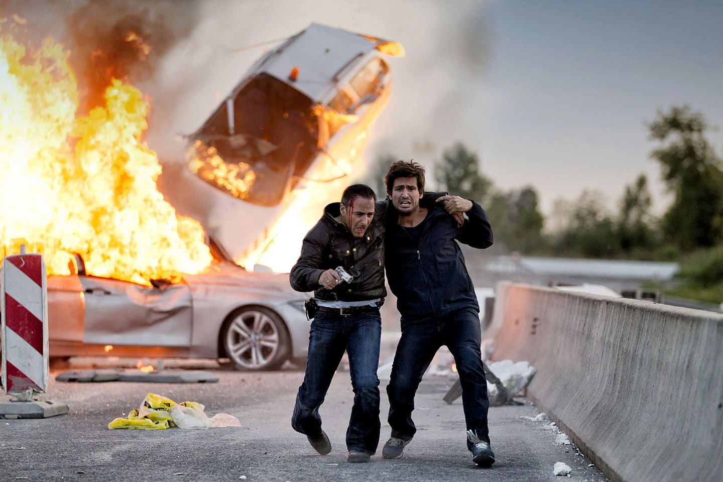 In letzter Sekunde konnte Semir (Erdogan Atalay, li.) von seinem Partner Ben (Tom Beck) aus dem explodierenden Auto gerettet werden... Unzählige Autos sind in den mehr als 250 Folgen der Serie "Alarm für Cobra 11" schon geschrottet worden: Bei den Fällen der fiktiven Kripo Autobahn geht es eben immer ordentlich zur Sache. Leider wollen das immer weniger Leute sehen: Seit 1996 läuft die Serie ununterbrochen im TV, 2012 schalteten nur noch 14,5 Prozent zwischen 14 und 49 Jahren ein. Fazit: Hier müsste sich RTL langsam etwas Neues überlegen.