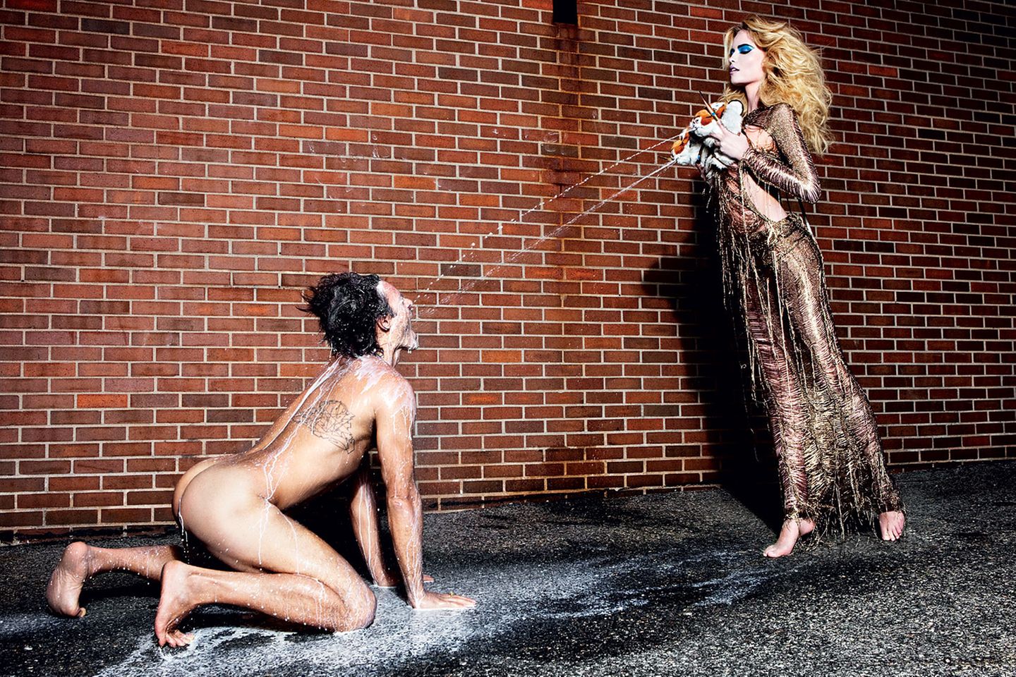 Auch auf diesem Bild lässt sich Sorrenti unbekleidet ablichten: Auf den ersten Blick sieht es so aus, als spritze ihn Natasha Poly mit überdimensionierten Brüsten nass. Dabei sind es Tigerköpfe, die das russische Model vor ihre Brüste hält.