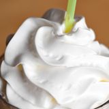 Mythos 3: Bio-Schlagsahne – schöner Schaum ganz ohne schädliche Zusätze  Steht ein Sahnebecher längere Zeit im Kühlschrank, bildet sich an der Oberfläche eine wabbelige, fingerdicke Rahmschicht und darunter eine milchig gelbe Flüssigkeit. Eigentlich ein ganz natürlicher Vorgang. Für viele Menschen heutzutage aber ein fremder, ekliger Anblick. Deswegen setzt die Industrie vielfach das Verdickungsmittel Carrageen (E407) ein, das verhindert, dass sich Fett und Wasser trennen - auch bei Bioprodukten wie Schlagsahne beispielsweise.  Dabei ist Carrageen ein höchst umstrittener Stoff. Tierversuche legen nahe, dass er die Darmschleimhaut angreifen und womöglich das Darmkrebsrisiko erhöhen kann. Und in den vergangenen Jahren haben eine ganze Reihe von Menschen allergische Reaktionen auf E407 entwickelt. Carragen ist einer von insgesamt 48 Zusatzstoffen, die laut EU-Ökoverordnung bei Bioprodukten erlaubt sind. Wesentlich weniger zwar, als in der klassischen Lebensmittelindustrie, wo bis zu 316 unterschiedliche Stoffe zum Einsatz kommen, aber eben auch nicht völlig unbedenklich. Vor allem das Nitritpökelsalz, das Bio-Wurst und –Fleisch so schön rot färbt, ist problematisch. Der Stoff steht im Verdacht, krebserregend zu sein. Anbauverbände wie Demeter verzichten deshalb auf solche Zusätze. Und gegen den Fettpfropf auf der Sahne haben sie einen ganz pragmatischen Rat: Einfach kräftig schütteln.