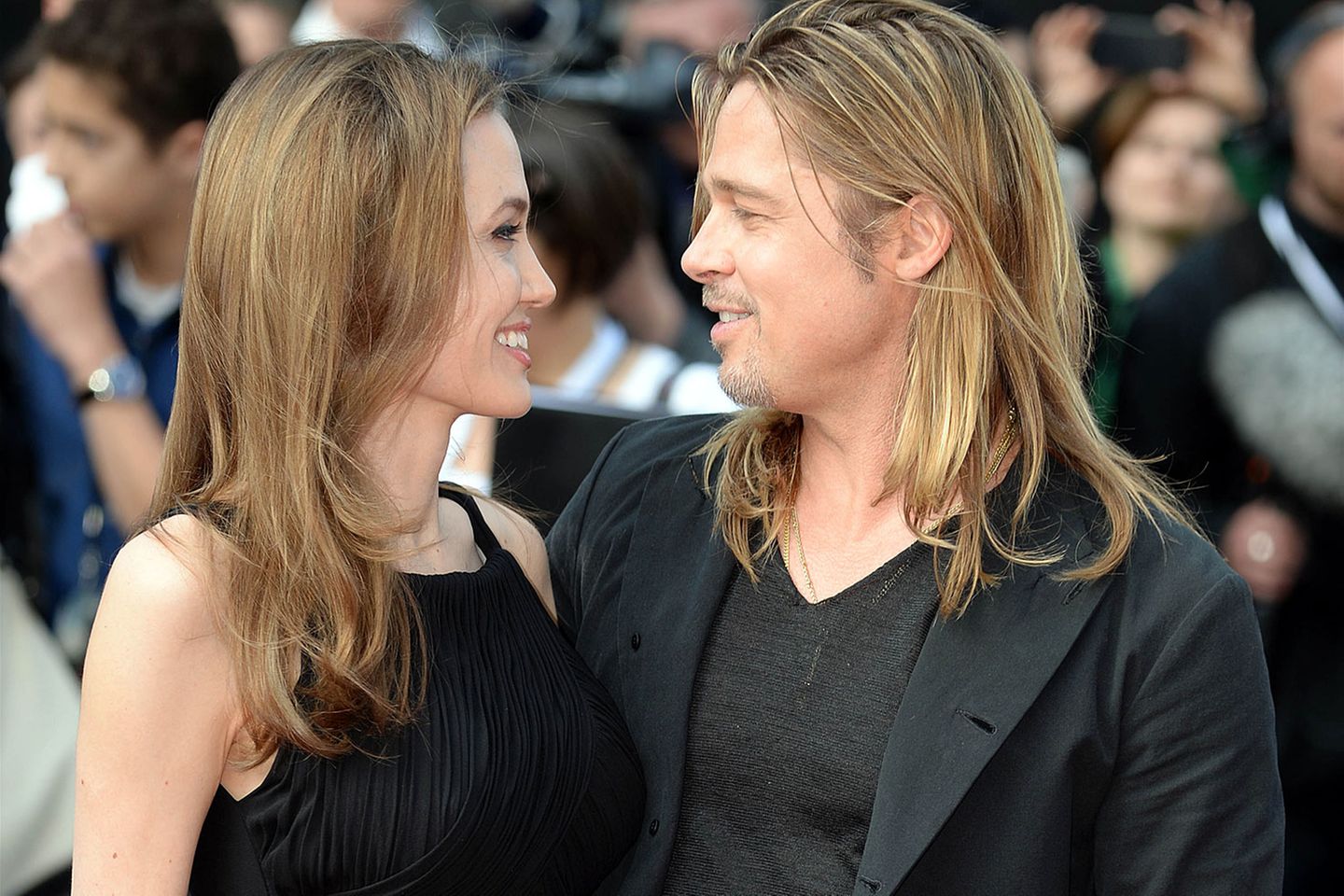 Ihren ersten öffentlichen Auftritt nach Bekanntwerden der Brustamputation absolvierte Angelina Jolie im Juni 2013. Sie begleitete Brad Pitt zur Weltpremiere seines Films "World War Z" nach London.