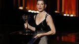 "Good Wife"  Alicia Florrick (Juliana Margulies, als beste Hauptdarstellerin in einer Dramaserie ausgezeichnet) war jahrelang die treusorgende Ehefrau, die im Schatten ihres Mannes Peter stand und sich ganz der Familie widmete. Doch als der wegen Veruntreuungs- und Sexaffären zu einer Haftstrafe verurteilt wird, muss sie selbst wieder ran und als Anwältin Geld verdienen.   Geeignet für: Fans von Polit-Serien wie "West Wing" oder "Scandal".  Wo kann ich das sehen? Im Free-TV bei Sixx sowie auf dem Pay-TV-Sender Fox.