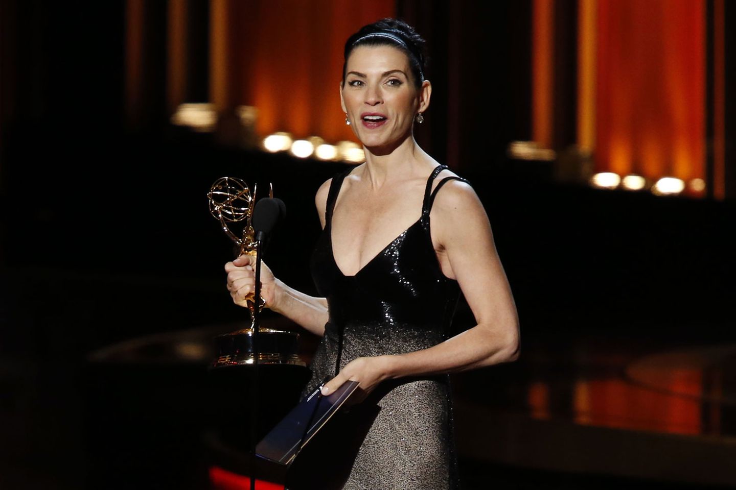 "Good Wife"  Alicia Florrick (Juliana Margulies, als beste Hauptdarstellerin in einer Dramaserie ausgezeichnet) war jahrelang die treusorgende Ehefrau, die im Schatten ihres Mannes Peter stand und sich ganz der Familie widmete. Doch als der wegen Veruntreuungs- und Sexaffären zu einer Haftstrafe verurteilt wird, muss sie selbst wieder ran und als Anwältin Geld verdienen.   Geeignet für: Fans von Polit-Serien wie "West Wing" oder "Scandal".  Wo kann ich das sehen? Im Free-TV bei Sixx sowie auf dem Pay-TV-Sender Fox.