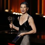 "Good Wife"  Alicia Florrick (Juliana Margulies, als beste Hauptdarstellerin in einer Dramaserie ausgezeichnet) war jahrelang die treusorgende Ehefrau, die im Schatten ihres Mannes Peter stand und sich ganz der Familie widmete. Doch als der wegen Veruntreuungs- und Sexaffären zu einer Haftstrafe verurteilt wird, muss sie selbst wieder ran und als Anwältin Geld verdienen.   Geeignet für: Fans von Polit-Serien wie "West Wing" oder "Scandal".  Wo kann ich das sehen? Im Free-TV bei Sixx sowie auf dem Pay-TV-Sender Fox.