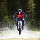 Hier sieht man, warum Funktionskleidung Funktion heißt. Gore Bike Wear ist optisch zurückhaltender als Majola und bietet Fahrradkleidung für Sportler, die aber auch für den alltäglichen Gebrauch geeignet ist.   Die Kleidung stammt aus der ALP-X GT-Reihe. Preisidee: die Jacke kostet etwa 250 Euro. Kaum zu erkennen ist, dass der Biker Überschuhe trägt. Sie halten nicht nur in Wildbächen, sondern auch im Regen den Fuß trocken.