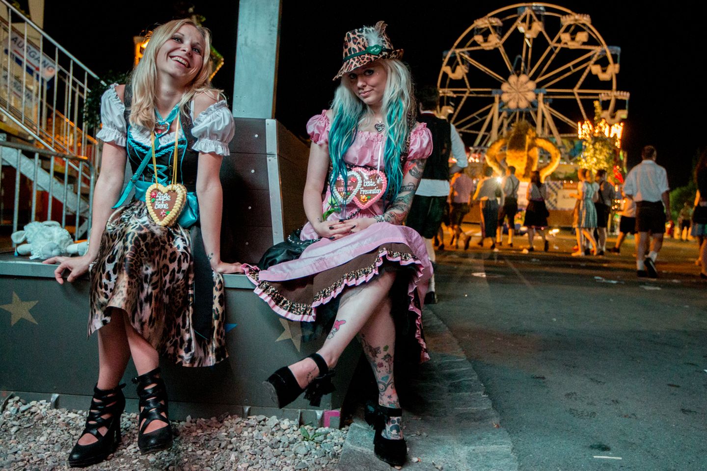 Trachten und Tattoos: Burkard fotografierte diese zwei Mädchen beim Straubinger Gäubodenvolksfest.