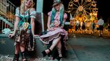 Trachten und Tattoos: Burkard fotografierte diese zwei Mädchen beim Straubinger Gäubodenvolksfest.