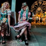 Trachten und Tattoos: Burkard fotografierte diese zwei Mädchen beim Straubinger Gäubodenvolksfest.