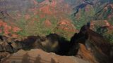 Grand Canyon des Pazifik  Die Natur steht auf der "Garteninsel", wie Kauai auch genannt wird, im Mittelpunkt. Mit fünf Millionen Jahren ist Kauai die älteste aller Hawaii-Inseln, ein aus den Tiefen des Meeres gewachsener Vulkan. Zu den Hauptattraktionen gehört das 16 Kilometer lange Waimea Canyon. Im Laufe der Zeit hat sich der Waimea River 900 Meter tief durch die roten Basaltschichten gefräst.