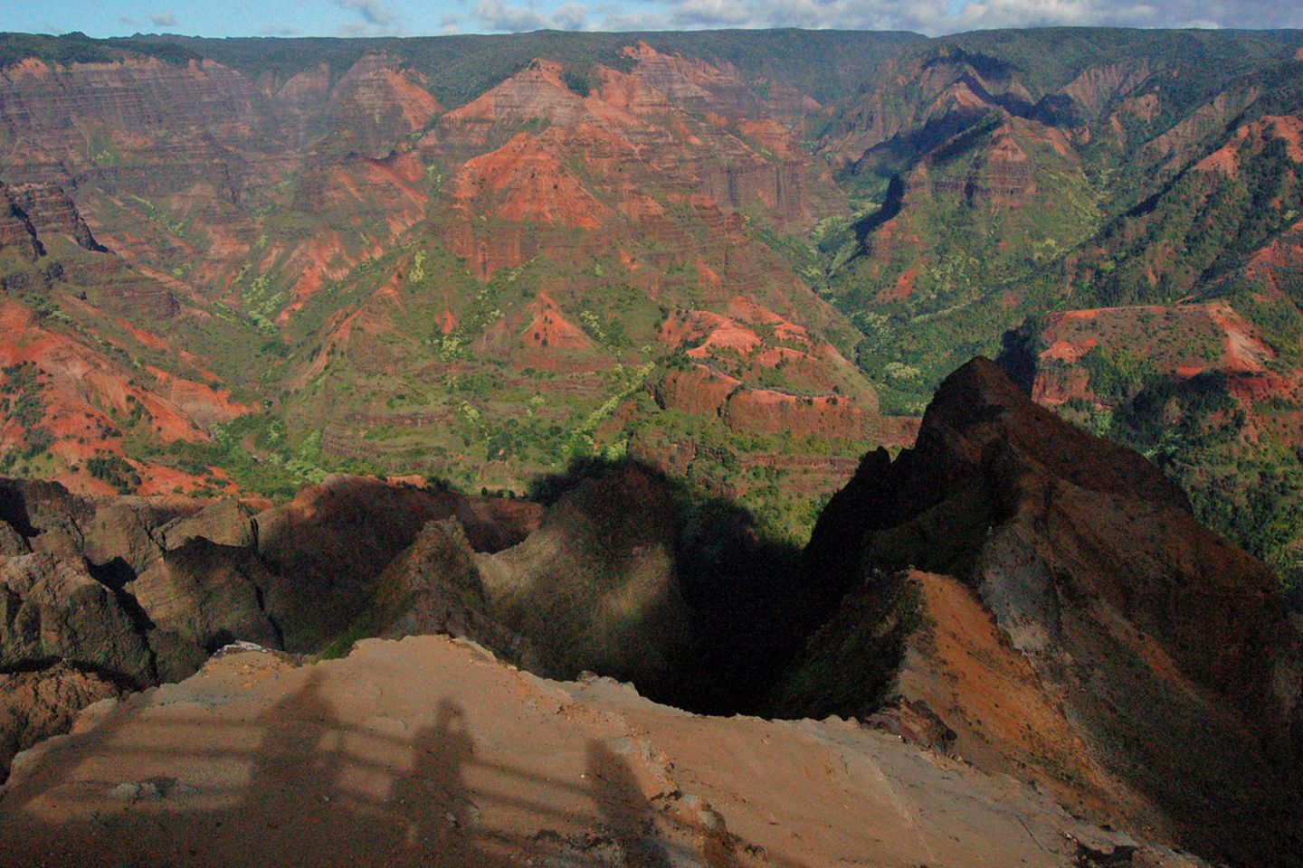 Grand Canyon des Pazifik  Die Natur steht auf der "Garteninsel", wie Kauai auch genannt wird, im Mittelpunkt. Mit fünf Millionen Jahren ist Kauai die älteste aller Hawaii-Inseln, ein aus den Tiefen des Meeres gewachsener Vulkan. Zu den Hauptattraktionen gehört das 16 Kilometer lange Waimea Canyon. Im Laufe der Zeit hat sich der Waimea River 900 Meter tief durch die roten Basaltschichten gefräst.