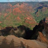 Grand Canyon des Pazifik  Die Natur steht auf der "Garteninsel", wie Kauai auch genannt wird, im Mittelpunkt. Mit fünf Millionen Jahren ist Kauai die älteste aller Hawaii-Inseln, ein aus den Tiefen des Meeres gewachsener Vulkan. Zu den Hauptattraktionen gehört das 16 Kilometer lange Waimea Canyon. Im Laufe der Zeit hat sich der Waimea River 900 Meter tief durch die roten Basaltschichten gefräst.