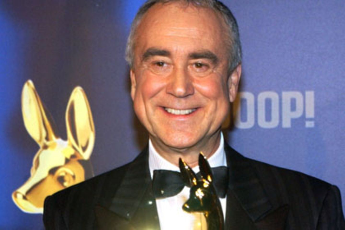 Kurt Felix 2003 bei der Bambi-Verleihung in Hamburg mit der Auszeichnung für sein Lebenswerk