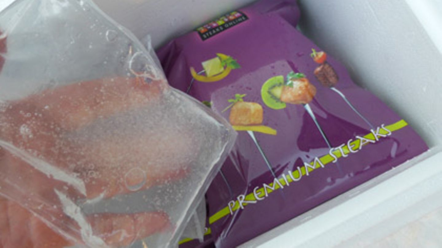 So sind die Online-Steaks verpackt: Styroporkarton, Kühlakkus und Luftpolster. Knapp vier Grad Celsius nach 30 Stunden. Wärmer darf es nicht sein.