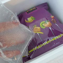 So sind die Online-Steaks verpackt: Styroporkarton, Kühlakkus und Luftpolster. Knapp vier Grad Celsius nach 30 Stunden. Wärmer darf es nicht sein.