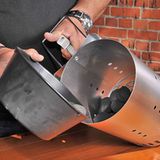 Unverzichtbarer Helfer: der Anzündkamin. Die abgemessenen Briketts einfüllen …