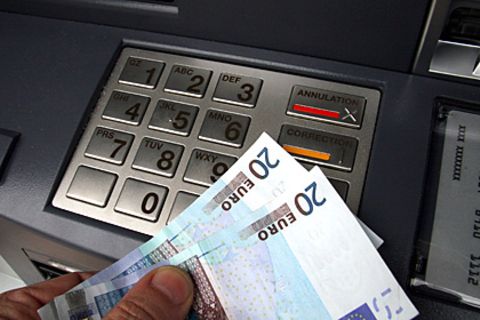 Automaten machen dem Kunden das Geldabheben leicht. Überzieht er sein Girokonto, wird es aber teuer - zu teuer, kritisieren Verbraucherschützer