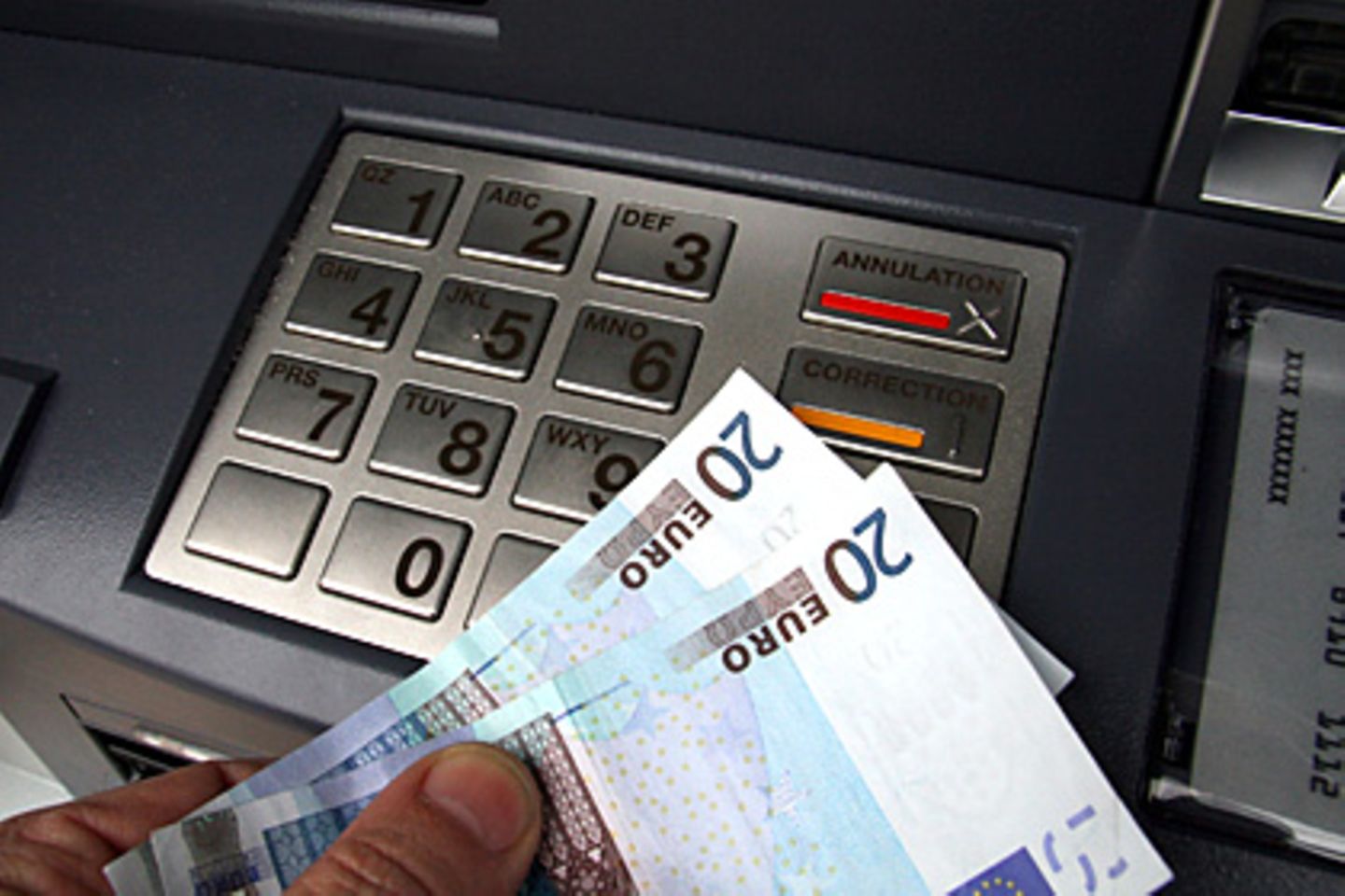 Automaten machen dem Kunden das Geldabheben leicht. Überzieht er sein Girokonto, wird es aber teuer - zu teuer, kritisieren Verbraucherschützer