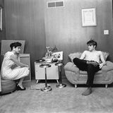 In seinem Wohnzimmer in Memphis hört sich der Sänger knapp bekleidet und ganz entspannt die Aufnahmen für seine Hitsingle "Hound Dog" und "Don't Be Cruel" an, die er am 13. Juli 1956 veröffentlichte. Die Dame ist seine damalige Freundin Barbara Hearn.  Das Foto entstammt dem Bildband "Alfred Wertheimer. Elvis and the Birth of Rock and Roll" (Taschen Verlag)