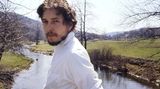 Wir sehen Dylan als entspannten Mann, der in der Natur Frieden zu finden scheint.