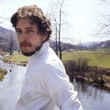 Wir sehen Dylan als entspannten Mann, der in der Natur Frieden zu finden scheint.