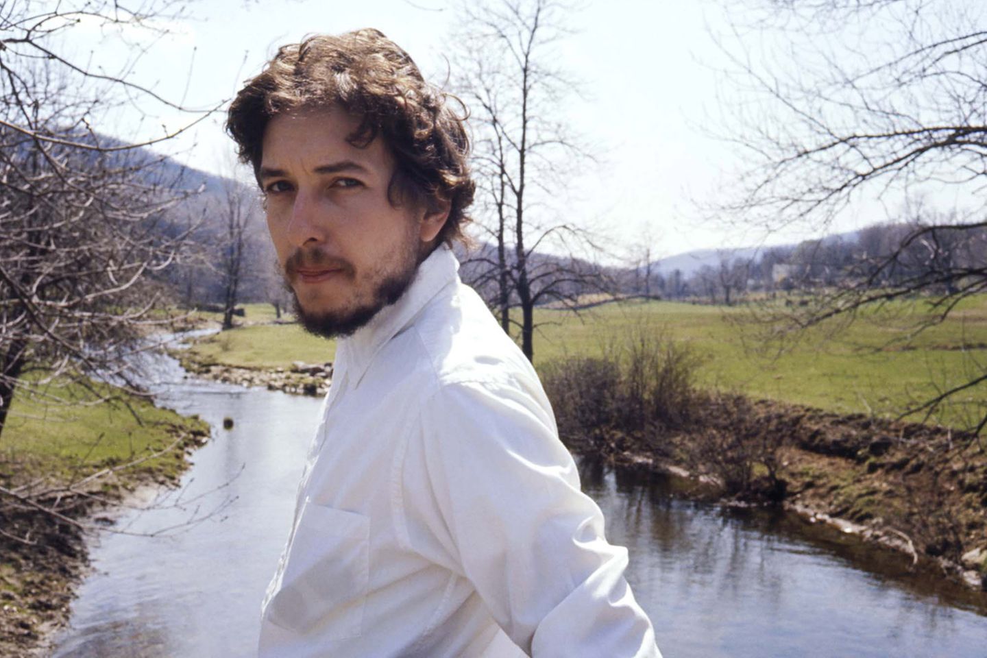 Wir sehen Dylan als entspannten Mann, der in der Natur Frieden zu finden scheint.