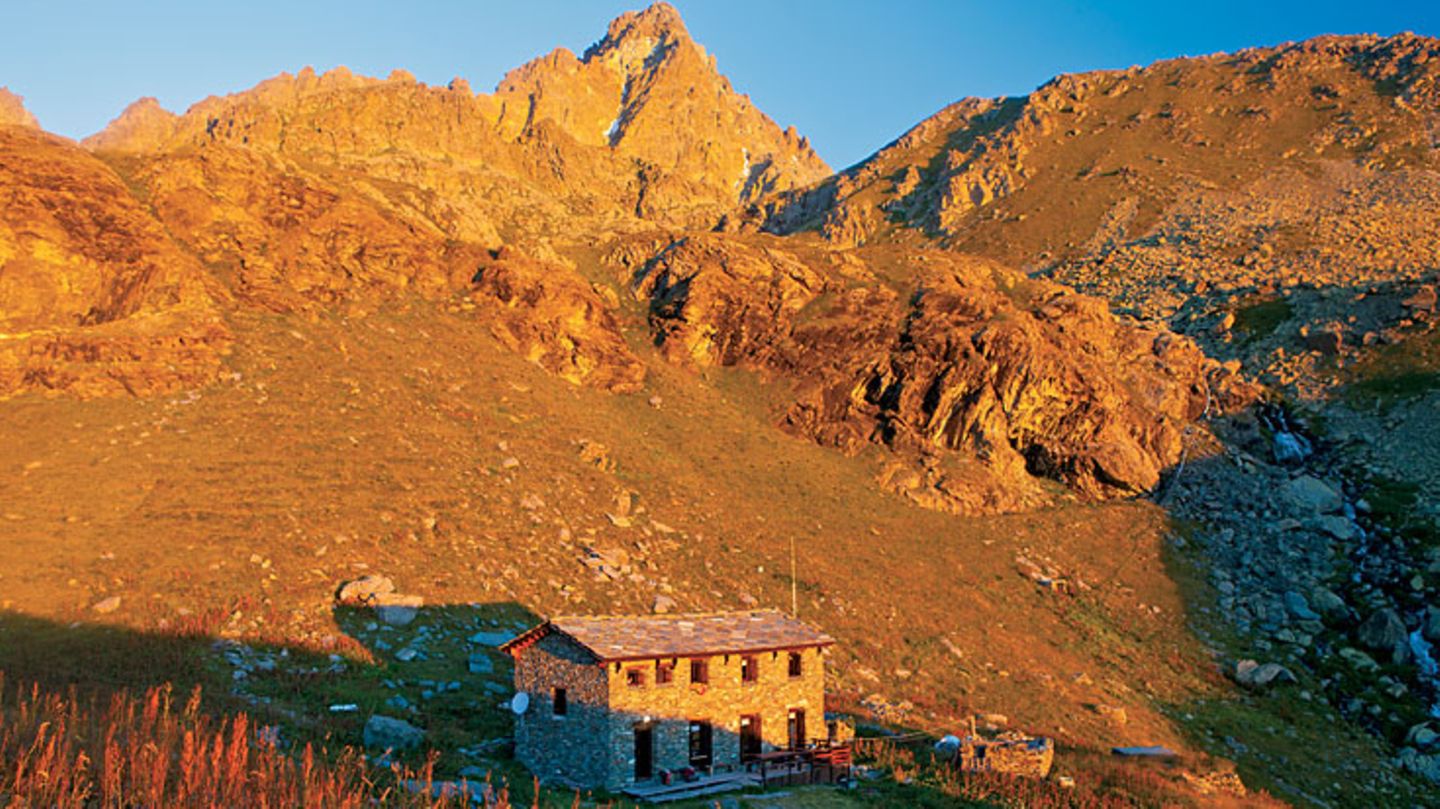 Etappe 43, am Refugio Alpetto am Monviso: Steht man dann an seinem Fuße des "Königs aus Stein", ist seine Wuchtigkeit überwältigend und die seenreiche Gesteinswüste um ihn herum nicht minder