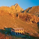 Etappe 43, am Refugio Alpetto am Monviso: Steht man dann an seinem Fuße des "Königs aus Stein", ist seine Wuchtigkeit überwältigend und die seenreiche Gesteinswüste um ihn herum nicht minder