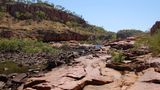 Annäherung an den Nitmiluk-Nationalpark mit Bus, Boot und zu Fuß: Über die Jahrmillionen hat sich der George River in das Armhem-Plateau gefräst. Bis zu 70 Meter ragen die Sandsteinfelsen in die Höhe. Für die Aborigines hat das Schluchtsystem auch eine spirituelle Bedeutung. Wörtlich übersetzt bedeutet Nitmiluk: Ort der Zikaden-Traumpfade.