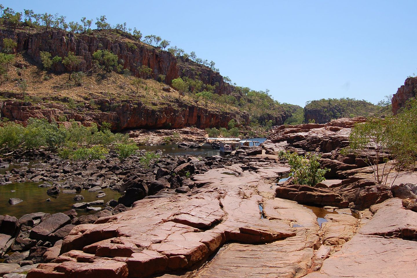 Annäherung an den Nitmiluk-Nationalpark mit Bus, Boot und zu Fuß: Über die Jahrmillionen hat sich der George River in das Armhem-Plateau gefräst. Bis zu 70 Meter ragen die Sandsteinfelsen in die Höhe. Für die Aborigines hat das Schluchtsystem auch eine spirituelle Bedeutung. Wörtlich übersetzt bedeutet Nitmiluk: Ort der Zikaden-Traumpfade.