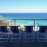 Endpunkt der Wanderung ist eine ungewöhnliche Unterkunft hoch über dem Meer: Die Bay of Fires Lodge des Architekten Ken Latona hat nur zehn Zimmer, eine Bibliothek mit Kamin und riesiger Terrasse. Das Besondere: Sie lässt sich nur über die zweitägige Wanderung erreichen.