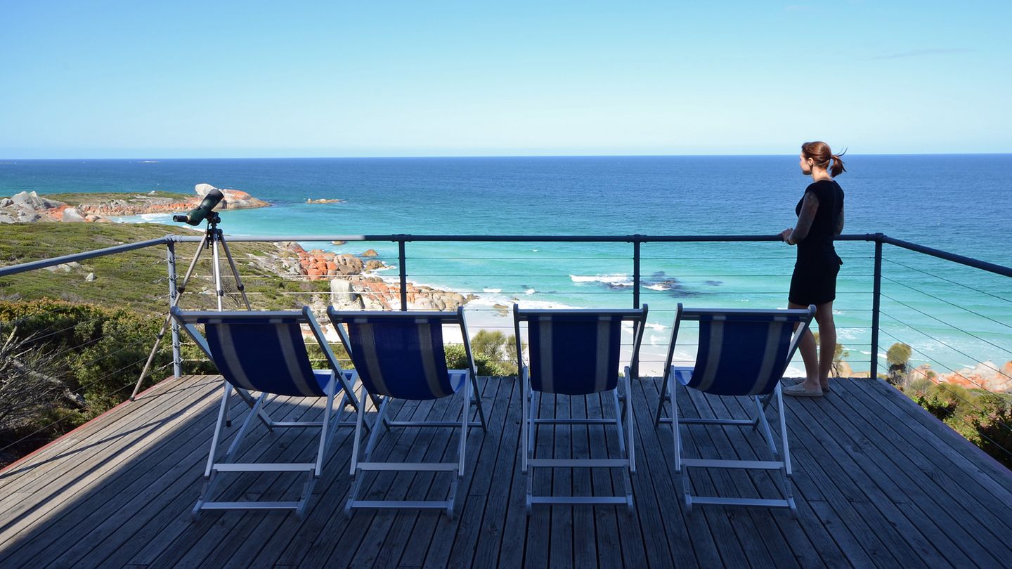 Endpunkt der Wanderung ist eine ungewöhnliche Unterkunft hoch über dem Meer: Die Bay of Fires Lodge des Architekten Ken Latona hat nur zehn Zimmer, eine Bibliothek mit Kamin und riesiger Terrasse. Das Besondere: Sie lässt sich nur über die zweitägige Wanderung erreichen.