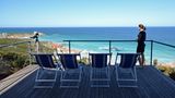 Endpunkt der Wanderung ist eine ungewöhnliche Unterkunft hoch über dem Meer: Die Bay of Fires Lodge des Architekten Ken Latona hat nur zehn Zimmer, eine Bibliothek mit Kamin und riesiger Terrasse. Das Besondere: Sie lässt sich nur über die zweitägige Wanderung erreichen.