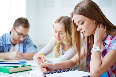 Teenager würden gern mehr Praktisches lernen: Die Schule soll bei Miete, Steuern und Versicherungen helfen, forderte die 17-jährige Naina aus Köln. Recht hat sie, pflichtet ihr eine 18-jährige Schülerin aus Norddeutschland bei.