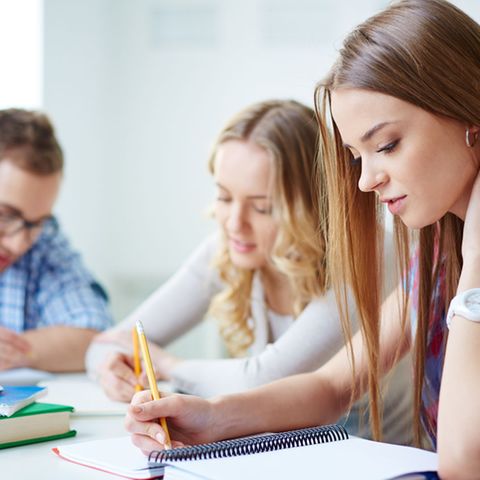 Teenager würden gern mehr Praktisches lernen: Die Schule soll bei Miete, Steuern und Versicherungen helfen, forderte die 17-jährige Naina aus Köln. Recht hat sie, pflichtet ihr eine 18-jährige Schülerin aus Norddeutschland bei.