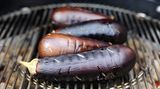 Genug gegart, nach 15 bis 20 Minuten dürfen die Auberginen den Grill verlassen. Die Haut sollte etwas schrumpelig sein. Nun zehn Minuten abkühlen lassen.