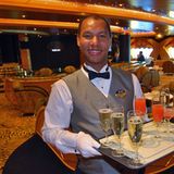 Willkommen an Bord in einer der 17 Bars: Zur Begrüßung werden Cocktails in der Tigerbar mit Fell-Ambiente gereicht, ehe das Schiff gegen 19 Uhr für die Taufzeremonie mit Sophia Loren Richtung Landungsbrücken ablegt und Eros Ramazzotti ein Konzert gibt